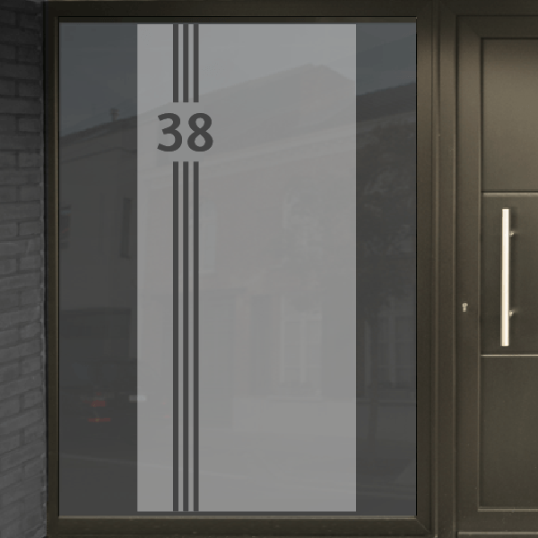Zandstraalfolie voor deur met 3 uitgesneden lijnen onderbroken door huisnummer