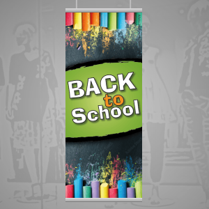 Back to School op achtergrond met gekleurde krijtjes en schoolbord